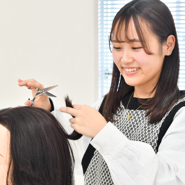 【高校1.2年生限定・要予約】
スペシャル実習祭り！！／グラムール美容専門学校