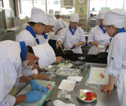 青森県　百石（ももいし）高校　食物調理科　家庭クラブのみなさん2