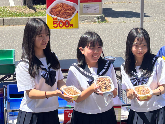 北海道　羽幌高校　「総合的な探究の時間」官公庁（町村）班の３人の生徒たち1