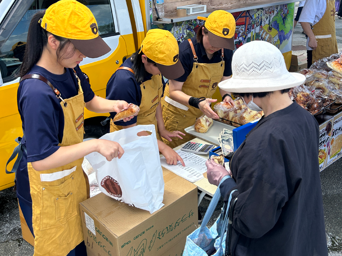 北海道　羽幌高校　「総合的な探究の時間」官公庁（町村）班の３人の生徒たち4