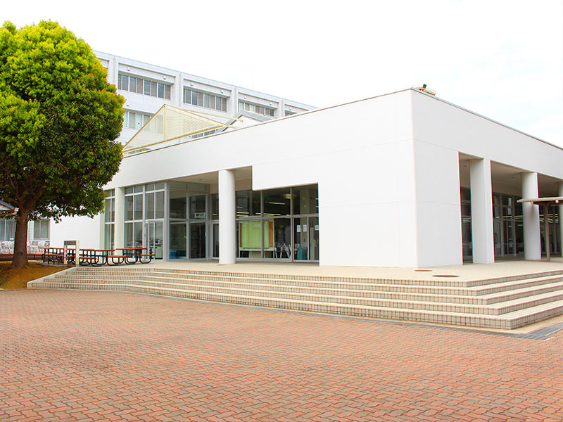 秀明大学の学食
