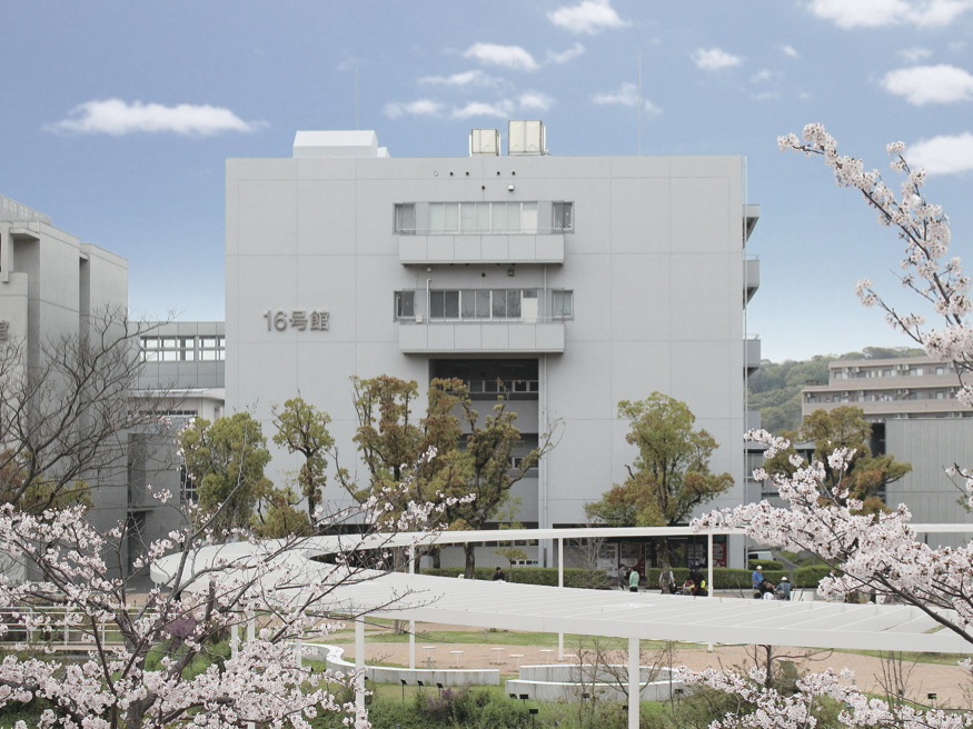 【16号館】事務室、デジタルアトリエ、絵画室などがあり、多くの学生が集う建物です。2階にはガラス張りのデザイン実習室が並び、開放的な雰囲気の中で授業が行われます。