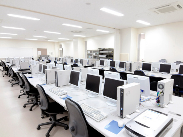 【1号館 CAD演習室】アパレルCADのソフトを内蔵したパソコンを40台完備。パターンの基礎から応用まではもちろん、CGについても学習できます。