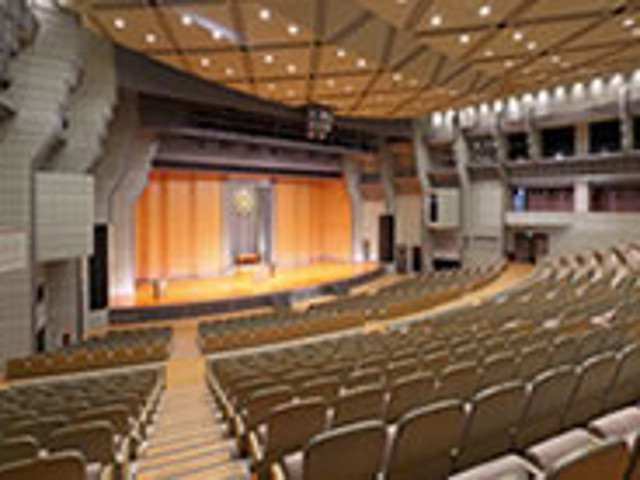 ■同唱館（どうしょうかん）　　　1,000人収容の礼拝堂。多目的ホールとしての機能も備えており、入学式や卒業式などが行われます。