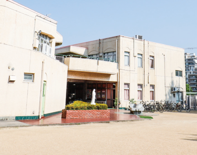 【幼保連携型認定こども園大阪信愛学院幼稚園】キャンパス内にある併設の認定こども園との教育連携。子どもたちと日常的にふれあえる恵まれた環境。