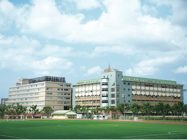 12号館（理工学部棟）。教室外でも学内LANが使用できるなど快適な情報環境を整えています。各フロアにリフレッシュコーナー、2階にはテラスを設けています。