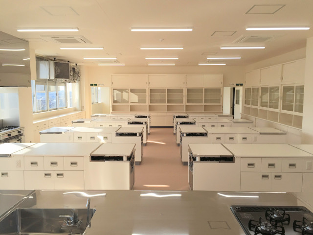 【3号館 調理実習室】調理に関する機材のほとんどがそろった実習室。食事に関する一連の流れをトータルに学べます。