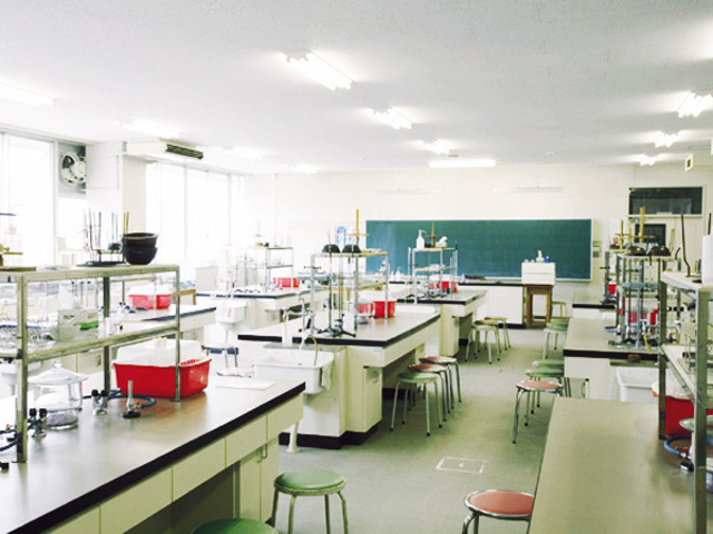 【3号館 理化学実験室】ここでは、食品学、食品衛生学などで学んだことを、実際の実験を通して確かめます。