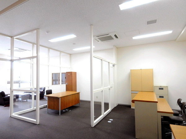 【1号館 接遇実習室】社会で直面する様々なマナー、接遇関連の実習に対応した作りとなっています。