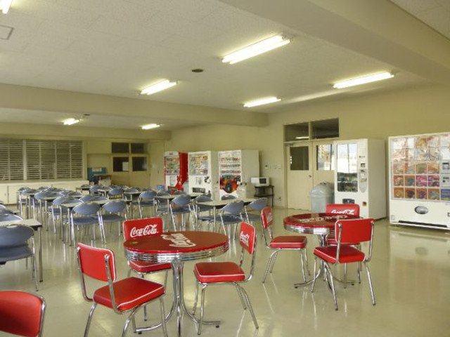 【3号館 学生ホール】学生たちの憩いのスペース。購買部も併設しています。