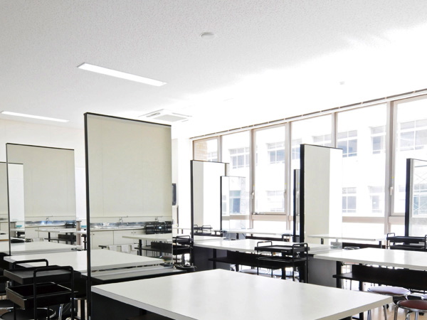 【1号館 ヘアー・メイク室】ファッション総合、ライフプランニング総合の２学科で開講されるビューティ関連の講義・実習の場です。