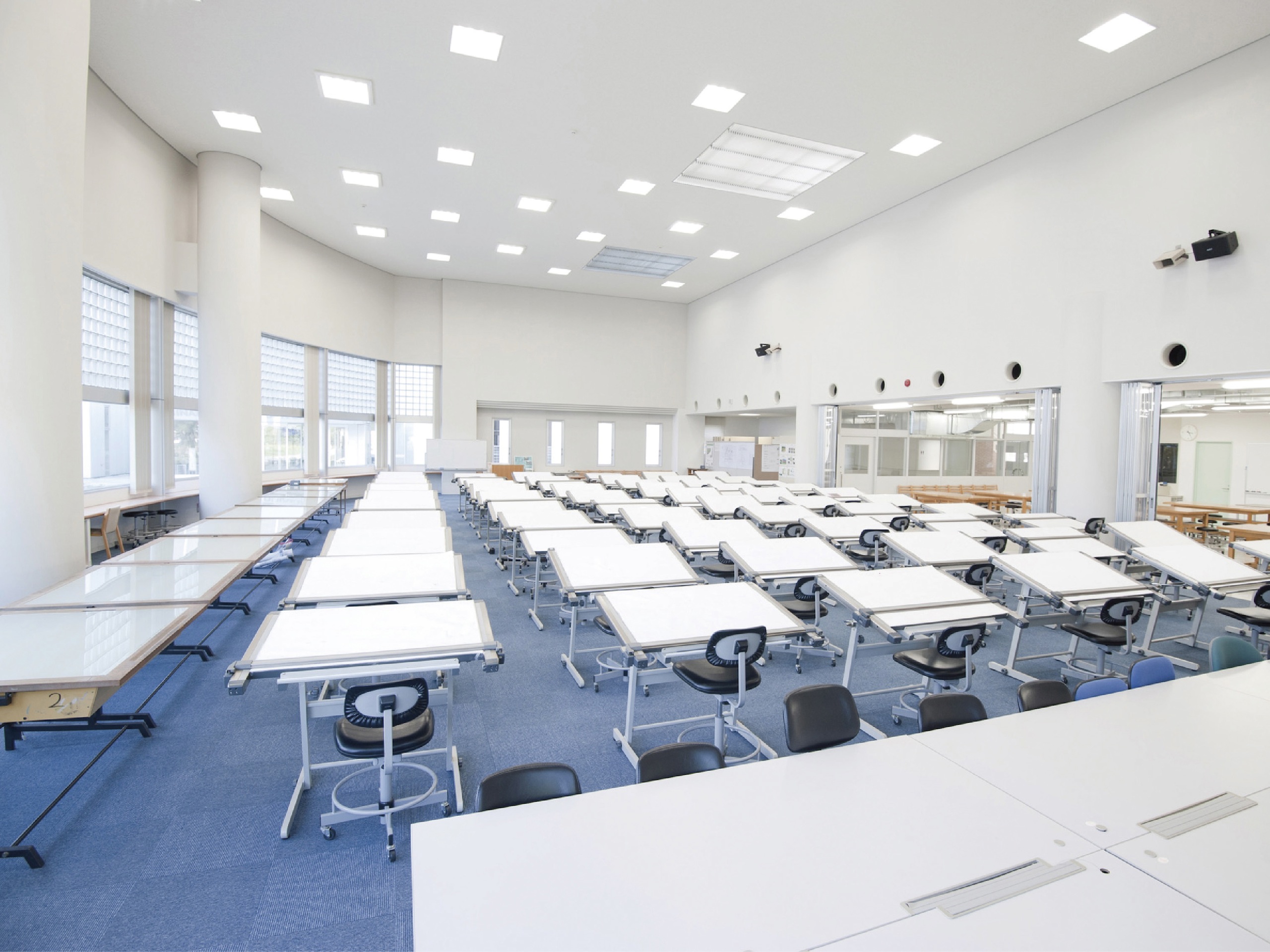 【都城キャンパス(5号館)】製図室。5号館1階にある製図室では、あらゆる図面の制作に対応することができます。