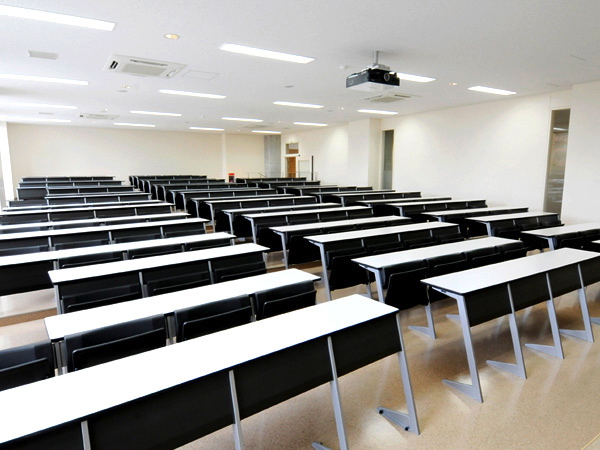 【1号館 第二視聴覚室】AV機器、大型モニターを完備した教室です。