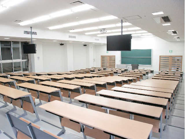 【本館ビル1F・講義室】大人数での講義やセミナーなどを開催している講義室です。