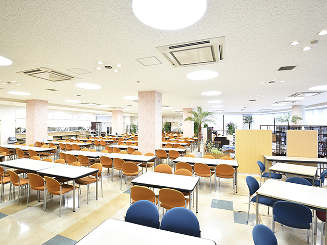 学生ラウンジ：いつでも自由に使え、Wi-Fi（無線LAN）も利用できます。