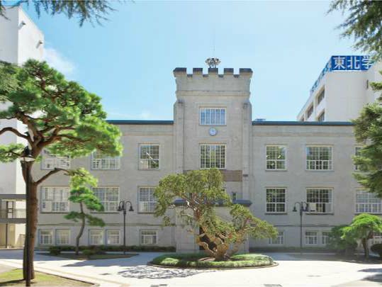 東北学院大学本館：かつて東北学院専門部の新校舎として建設され、カレッジ・ゴシック調にデザインされています。
