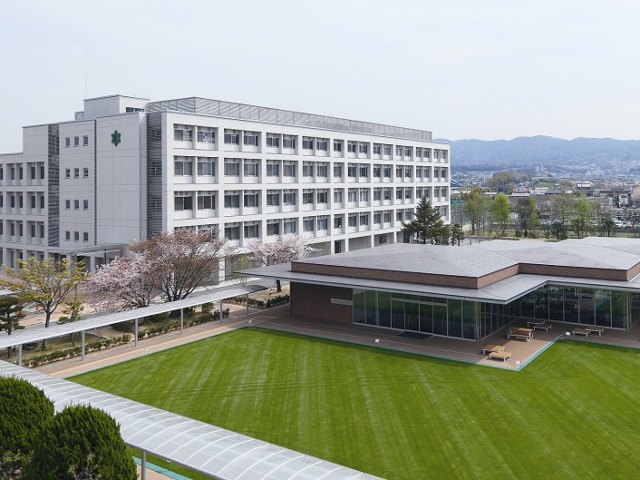 短大校舎「月照館」＋サロン・ド・パドマ　　月照館は、最新設備を備えた実験・実習室、体育館などを完備。「サロン・ド・パドマ」は芝生に囲まれた学生の憩いのスペース。