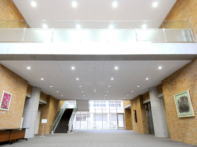 【1号館 エントランスホール】来客を迎え入れる快適なエントランスホール。南側のテラスに連続する構造で開放的な雰囲気です。