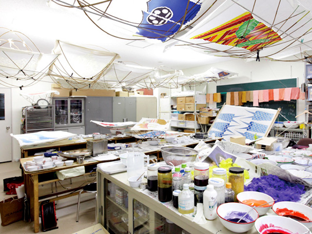 【8号館 染色室】各種繊維の染色に適した染料と、染色方法を学ぶための道具がそろっています。