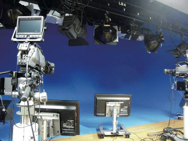 バーチャルスタジオ。写真・映像メディア学科の映像メディアコースが使用するスタジオです。カメラと、CG映像を合成する最新設備です。