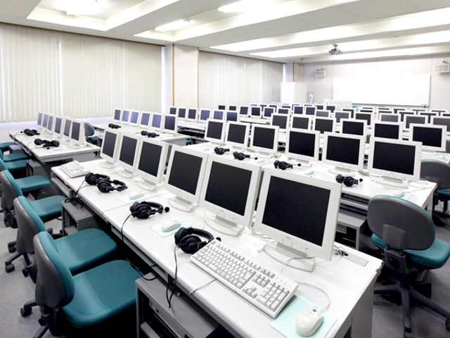 【8号館 マルチメディアPCLL教室】Web製作やパソコン技法、英語のリスニングも学べます。