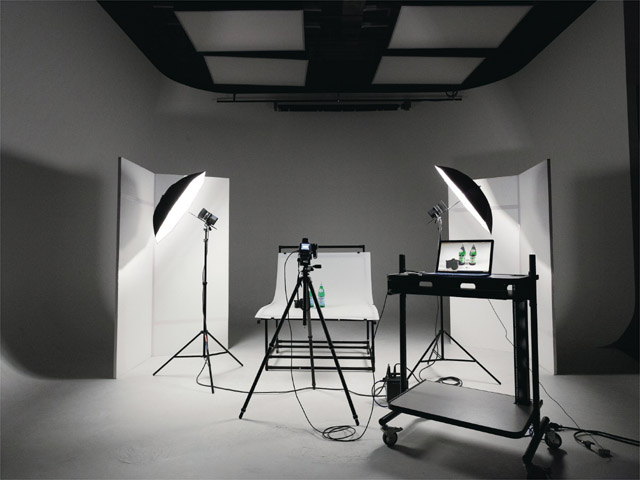 スタジオ。天井に昇降式の大型ストロボが4台設置され、バック紙の装置がある大型スタジオと、商品撮影を行う小型スタジオがあります。