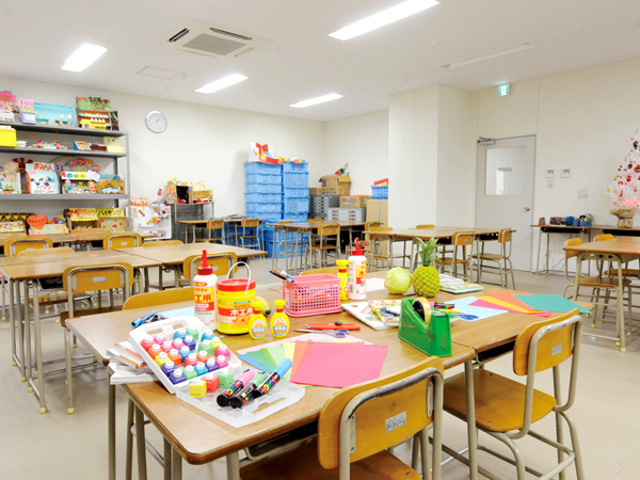 【8号館 美術室】クレパスや水彩、色紙を使って、幼児教育に必要な作品を作る場です。