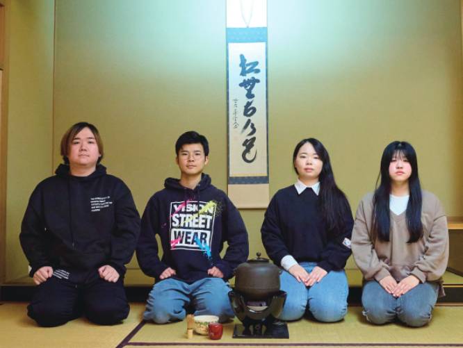 ■尚徳庵(茶室):和室作法室にあり、茶室特有の小さな入り口が特徴。茶道部だけでなく授業でも使用し、茶道を通して日本の心を学びます。