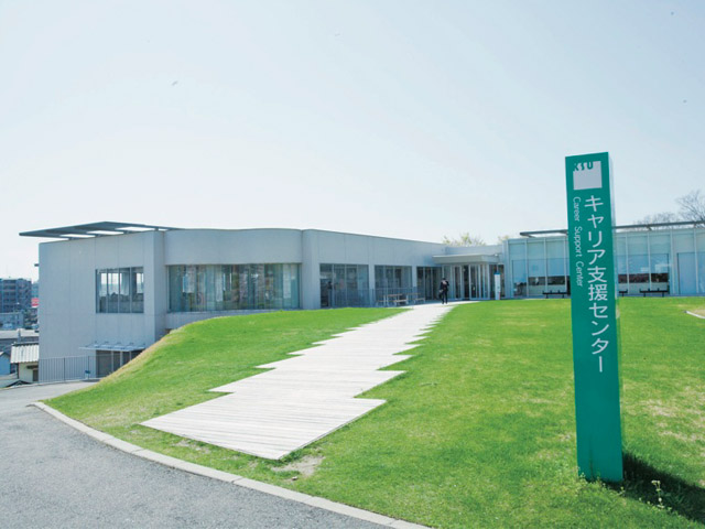 キャリア支援センター。1階はセミナールーム、2階は事務室、PCルームの他、AV機器を駆使した面接室やマナートレーニングルームなどを備えています。