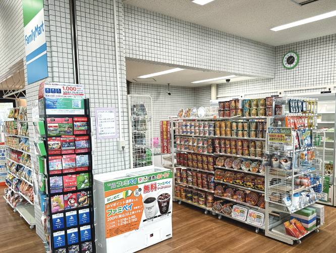 ■学内コンビニ:お昼やちょっとした買い物にあると便利な学内コンビニ。Edy機能搭載のIC学生証で支払いもスムーズ。