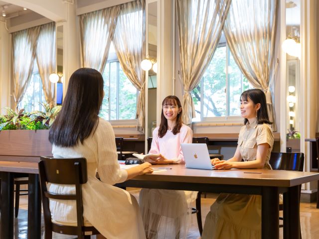 【レクリエーションルーム】学生が自由に使えるラウンジです。授業の合間の自習やランチ、友達とのおしゃべりなど様々なシーンで大活躍です。