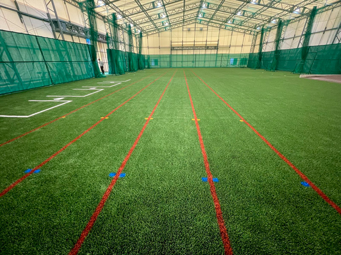 多目的グラウンド “Ailes bleues（エール・ブルー）”内観　雨天時や多人数同時での使用が可能になり、今後体育等の授業や野球等課外活動においての活用が期待されます。