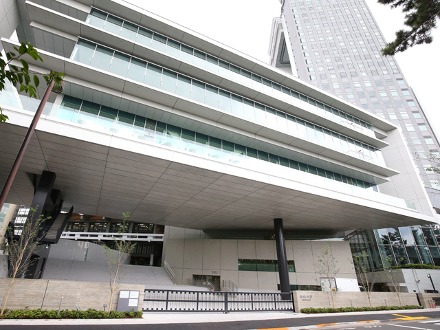 【市ケ谷キャンパス／富士見ゲート】教室のほか、食堂、学生ホール、カフェなど授業以外でも活用できる施設が充実