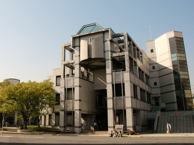 ■光暁館（こうぎょうかん）　　健康管理センターのほか、学生生活を支援する教務課や学生課があります。