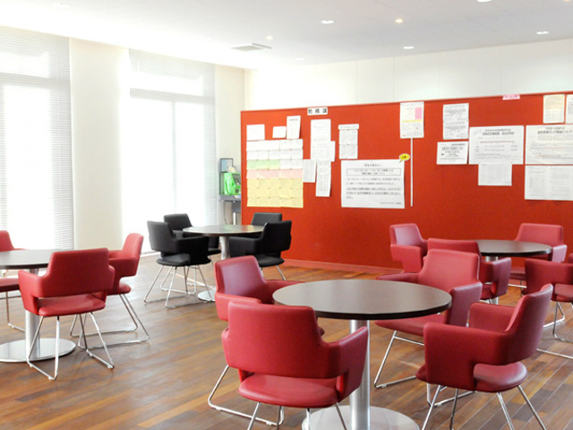 1号館 学生ラウンジ。