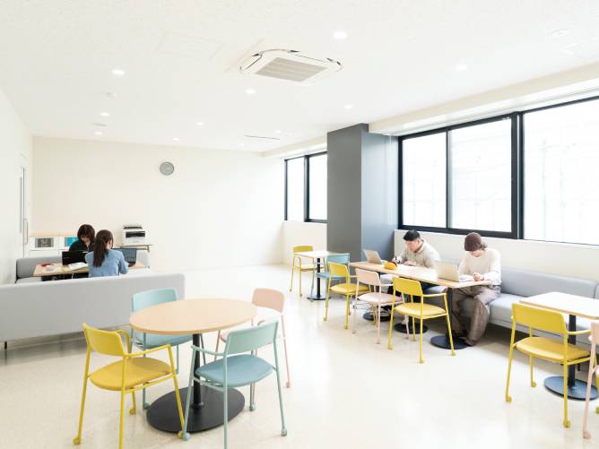 ［学生ラウンジ］ 憩いの場ができました。自習だけでなく、学生の交流にも使われています。