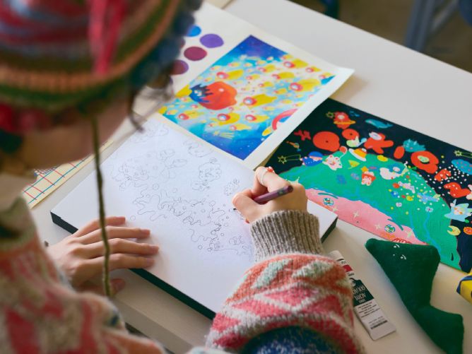 専攻に応じて学生一人ひとりに個別の制作スペースを提供しています。