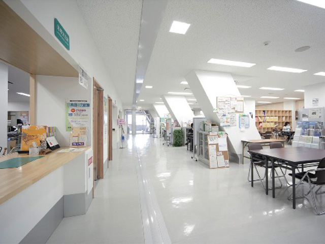 【本館ビル2F】学生生活を支えてくれる部署が揃うのが このエリアです。（学生支援課、教務課、就職支援課、入試広報室）
