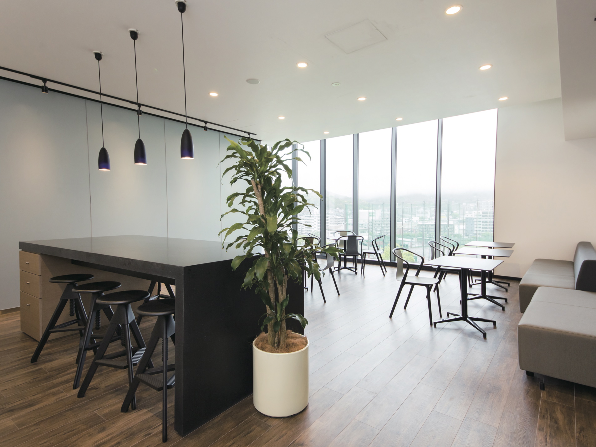 コーナーコモンズ。自習やアクティブラーニング、昼食等に使えるフリースペースです。