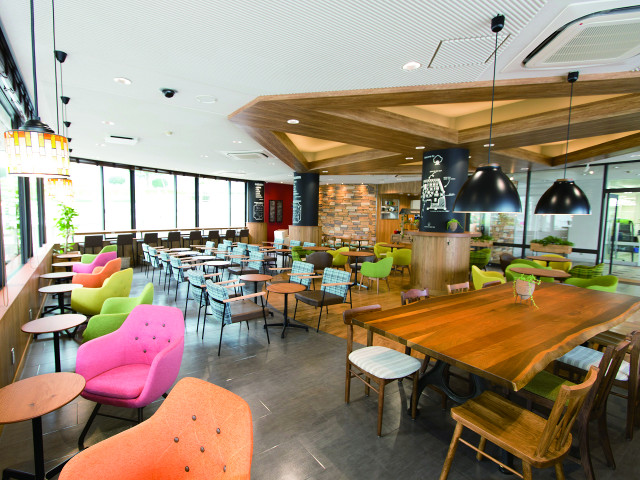 (株)ハンズプロデュース TEZUKAYAMA FOREST CAFE。店内は森をコンセプトにしたおしゃれで落ち着きのある空間。（東生駒キャンパス）