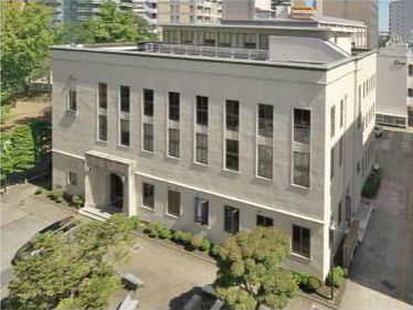 大学院棟：1953年の完成時は、日本の大学のどこと比べても遜色のない、最新式図書館でした。現在は図書館分館、大学院教室、施設部オフィスとして使用。