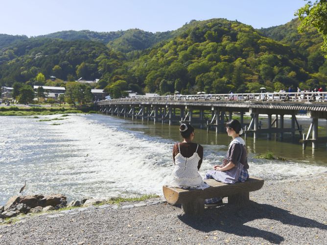 京都・嵐山にあるキャンパス。歴史と文化、自然に囲まれた環境でアート・デザインを学ぶ。