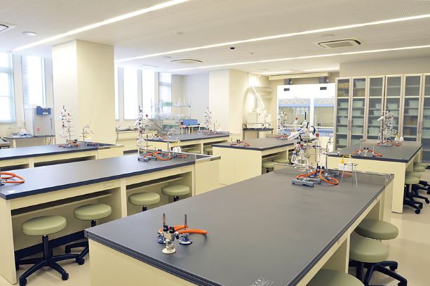 【理化学実験室(健康栄養学科)】食品の成分分析や栄養素の働きを調べるなど、理化学的な実験ができる部屋。