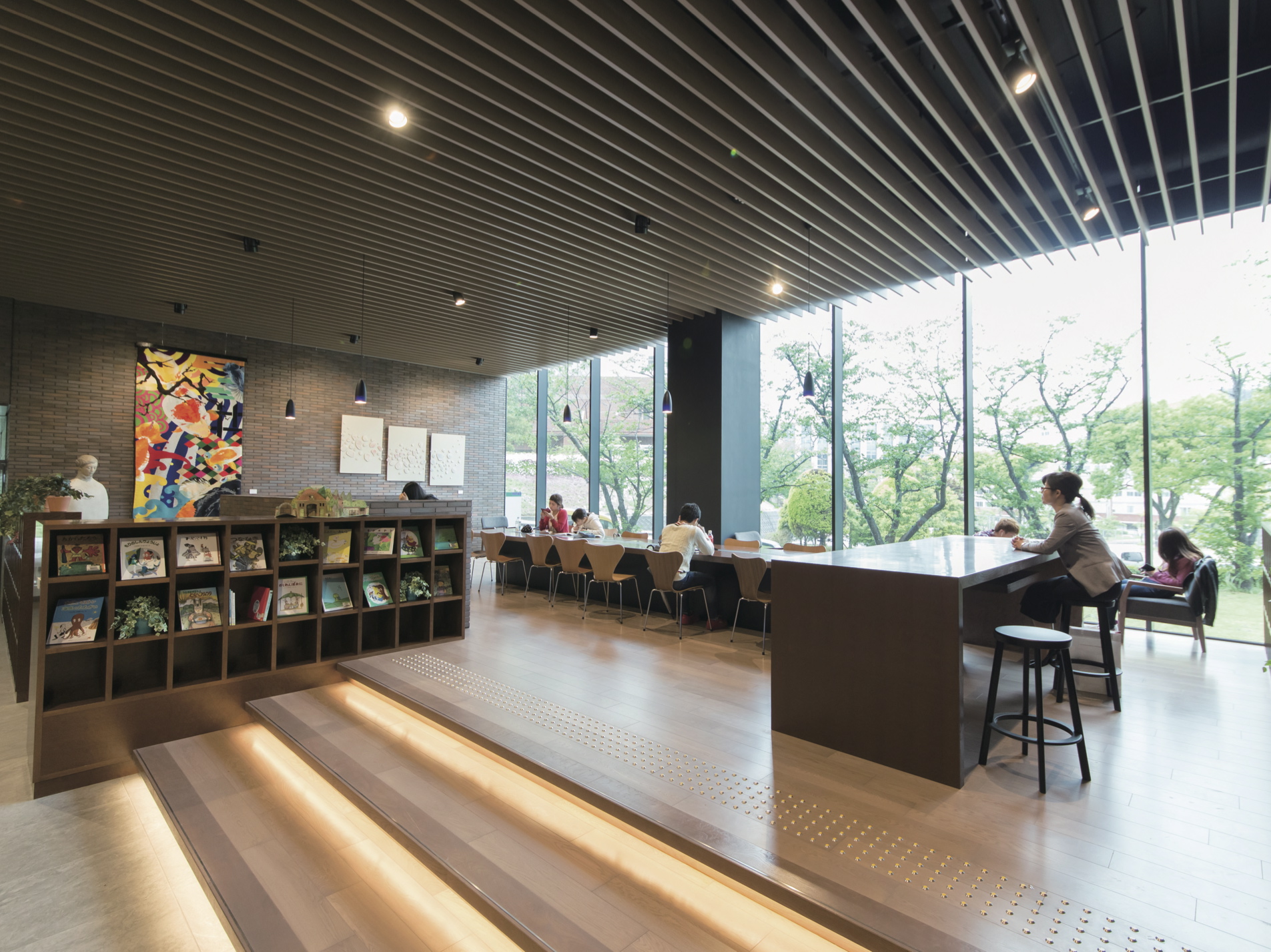 3号館1階ラウンジ。入口にあるフリースペースです。雑誌、新書を展示しています。