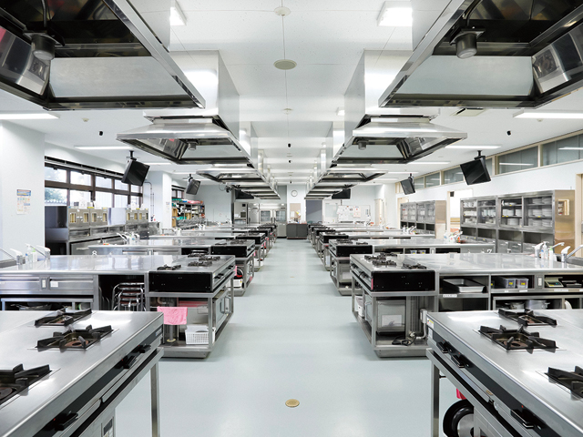 【調理教育実習室】少人数(5~6名)のグループ調理を行う実習室です。調理・栄養教育の実践トレーニングも行います。