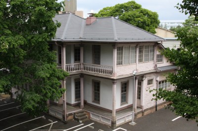 デフォレスト館：1887年頃に建てられた西洋館で、国内最古の宣教師館といわれています。アメリカのコロニアル様式を取り入れた木造2階建てです。