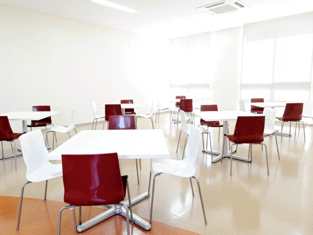 【1号館 ゼミコーナー】2階～5階の西側に設けられた部屋でゼミ室としても学生の憩いの場としても兼用できます。