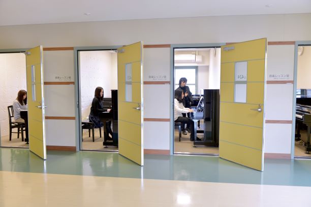 【音楽レッスン室(子ども教育学科)】ピアノの個室が多数あるため、練習に打ち込めます。