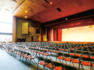【講堂】1,500人収容可能。入学式などのセレモニーやミサ、講演会、演奏会など、さまざまな行事を行うことができる大ホールです。 