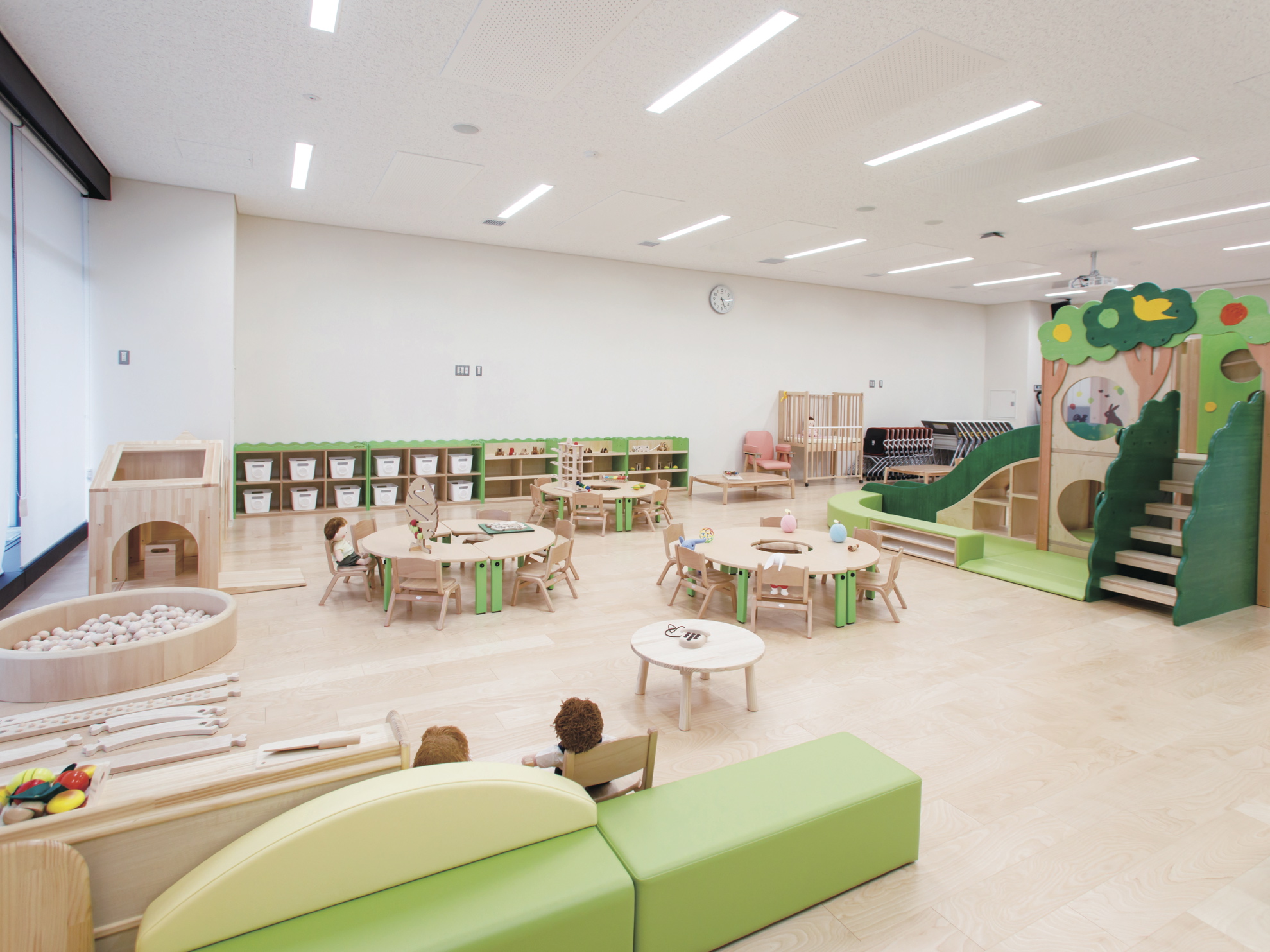 子育て支援室。大型の木製遊具や4000冊の本を備え、地域の乳児から幼児まで幅広い年齢の親子が自由に交流できる会員制のスペースです。